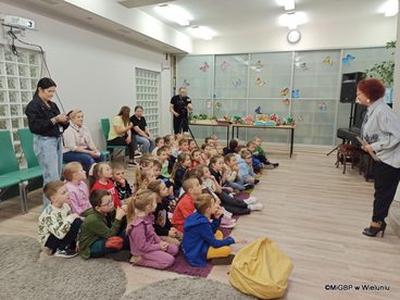 „W służbie człowiekowi” – w Miejskiej i Gminnej Bibliotece Publicznej w Wieluniu odbyło się spotkanie z dentystą
